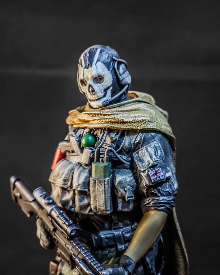 Figura pintada de un soldado con máscara de calavera, capa y rifle, con efecto de desgaste